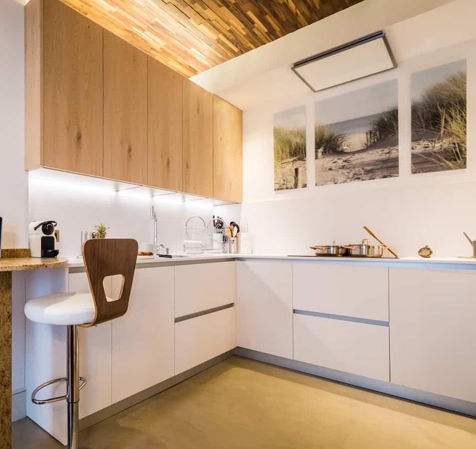 Biarritz white and wood kitchen