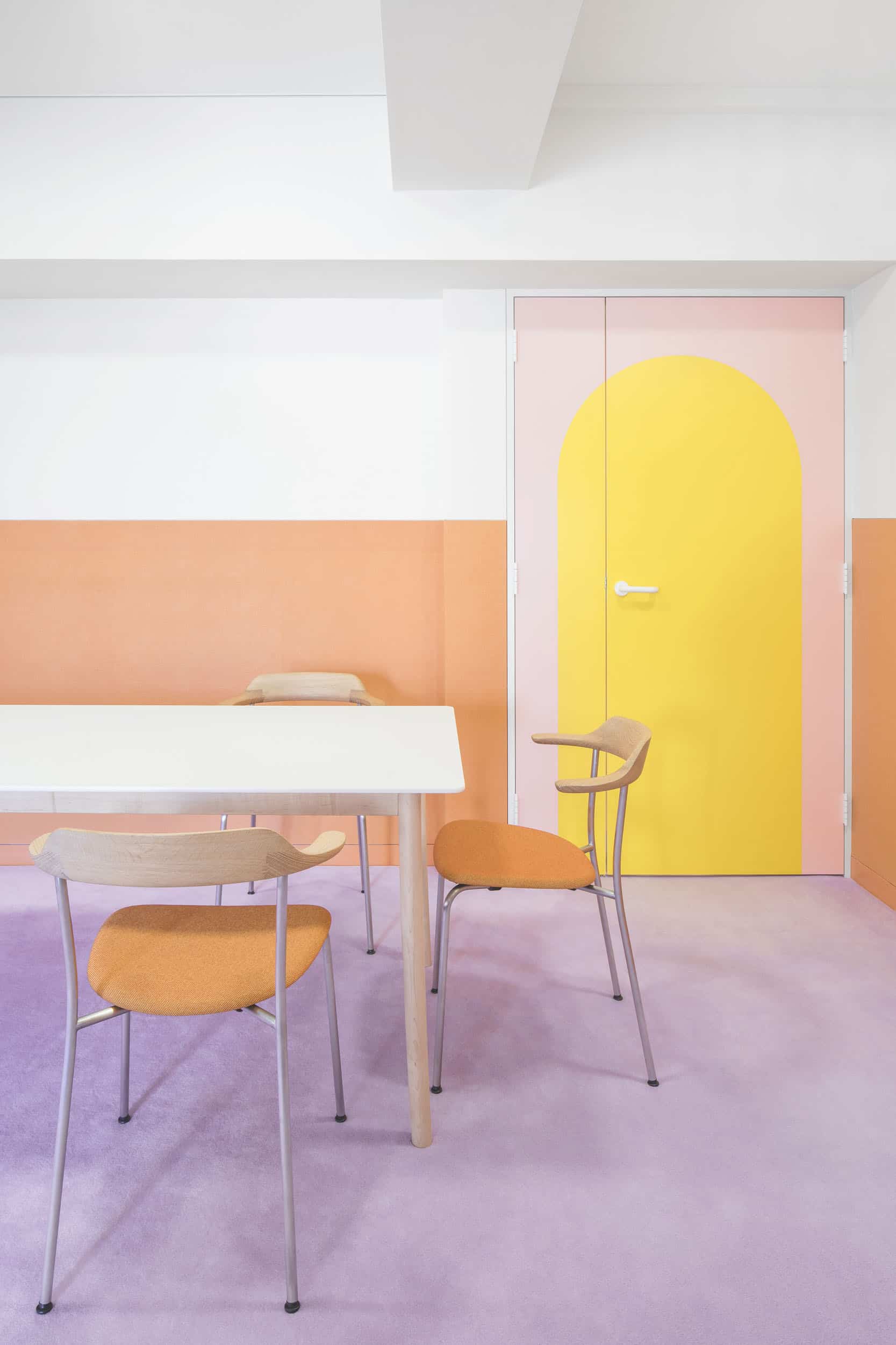 El "piso sandía", una colorida vivienda realizada en HI-MACS ubicada en Tokio 10 piso sandia himacs tokyo 3