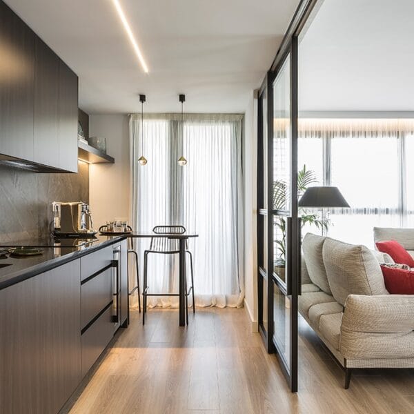 Una cocina negra y una decoración rica en detalles