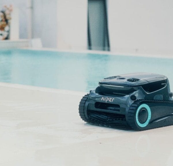 Aiper comparte las 5 razones por las que se debe mantener impecable la piscina climatizada este otoño