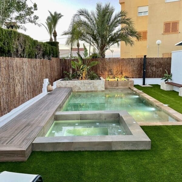 El diseño de espacios exteriores: innovación y estilo en los revestimientos de piscinas