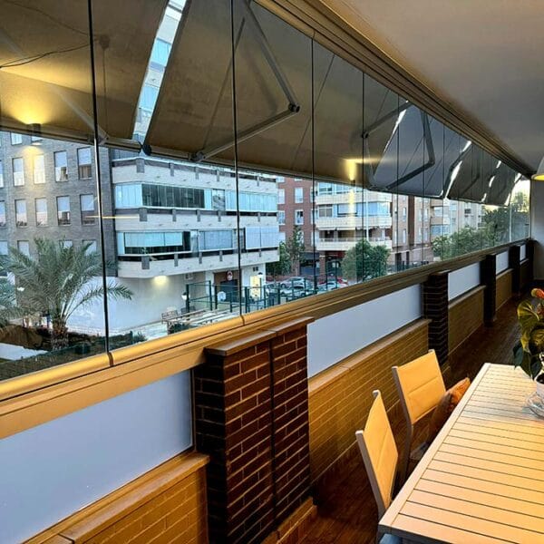 Cómo elegir el cerramiento ideal para un balcón moderno: diseño y funcionalidad