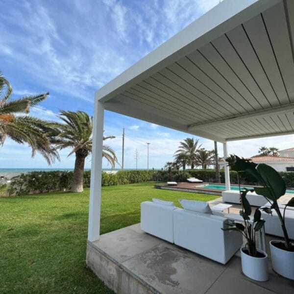 Las pérgolas bioclimáticas permiten un ahorro de hasta el 30% en Castellón y Tarragona