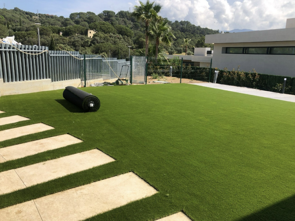 Auge en la Instalación de Césped Artificial: El Servicio Más Demandado por Puntal 3 Silvia Pastor