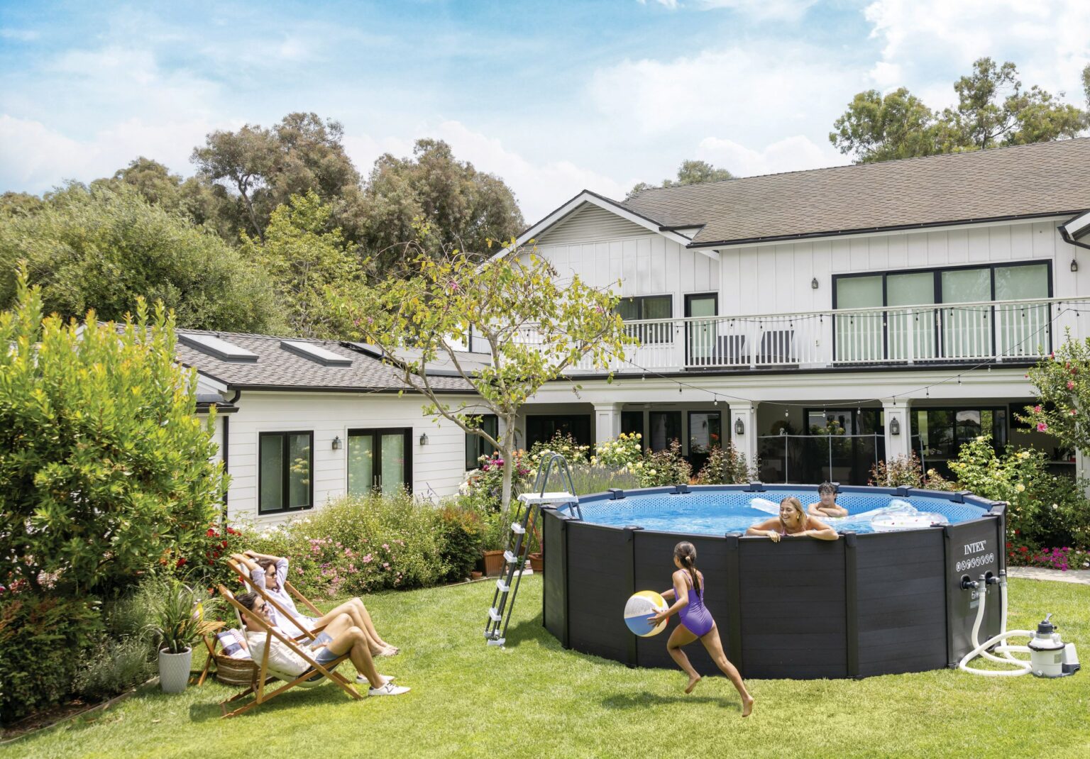 Nueva portada 1 El verano se traslada al hogar: jardines y terrazas se consolidan como los nuevos espacios de ocio familiar